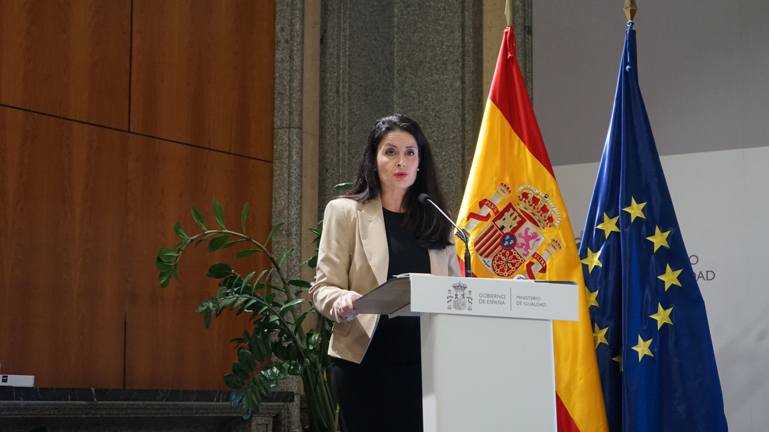 Presidenta AINODI con Atril y banderas