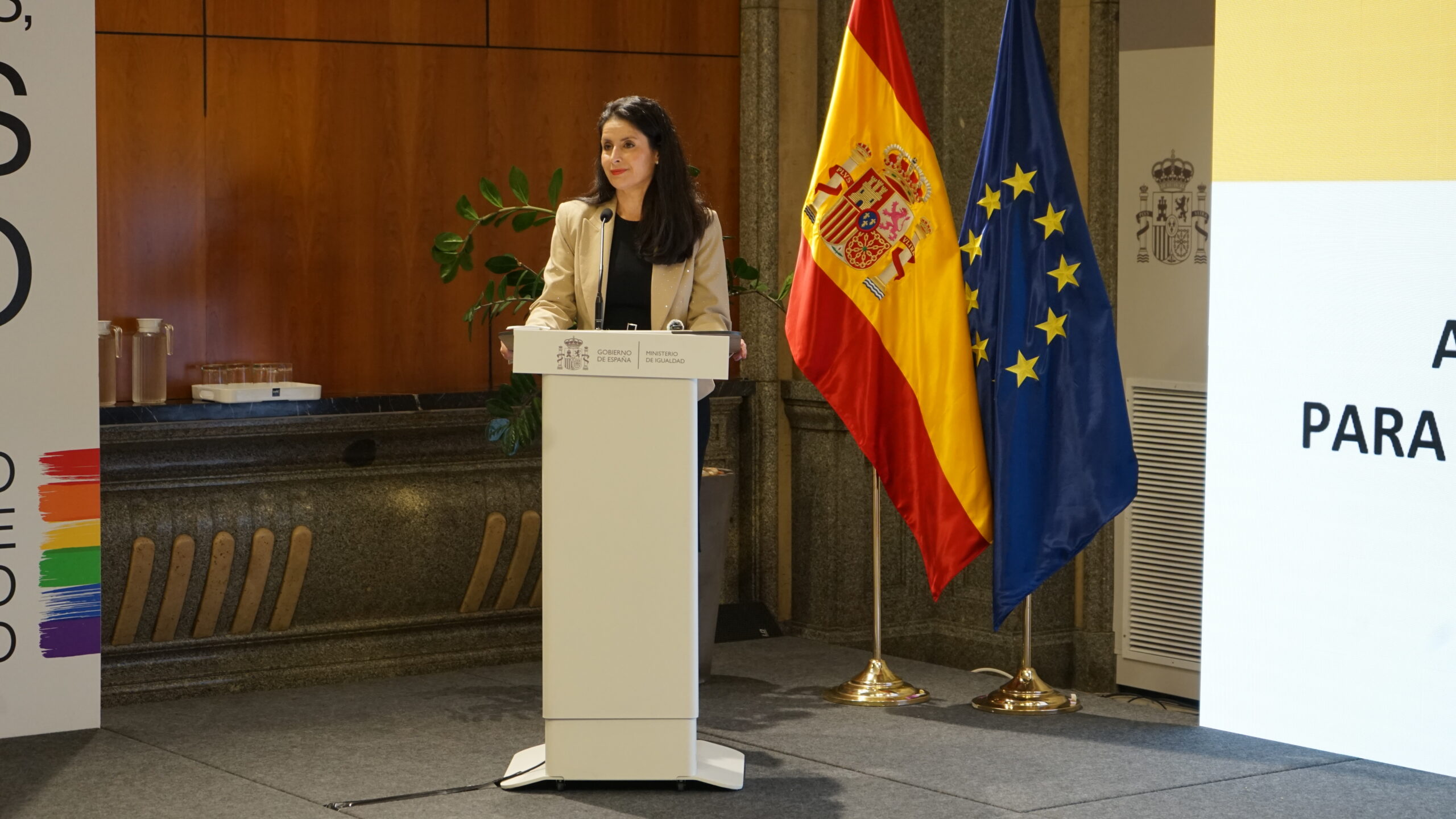 Presidenta AINODI con banderas