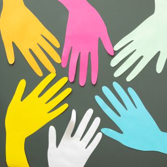 Manos colores en papel