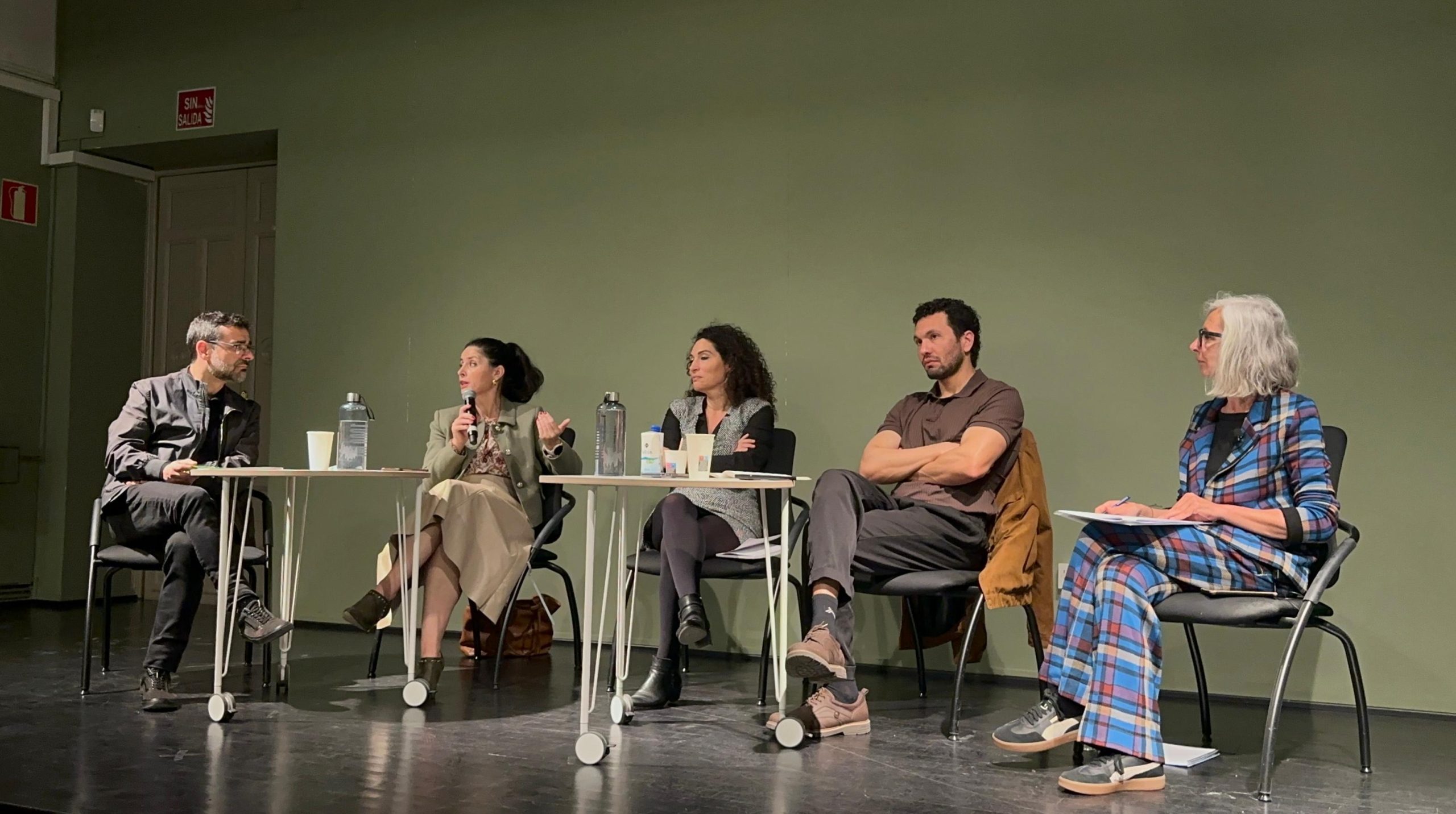 Fotografía de la presidenta de la Autoridad durante su intervención en la mesa.