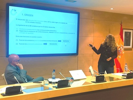 Fotografía de Itziar Abad, Vocal Asesora de la AINODI, impartiendo un curso de formación.