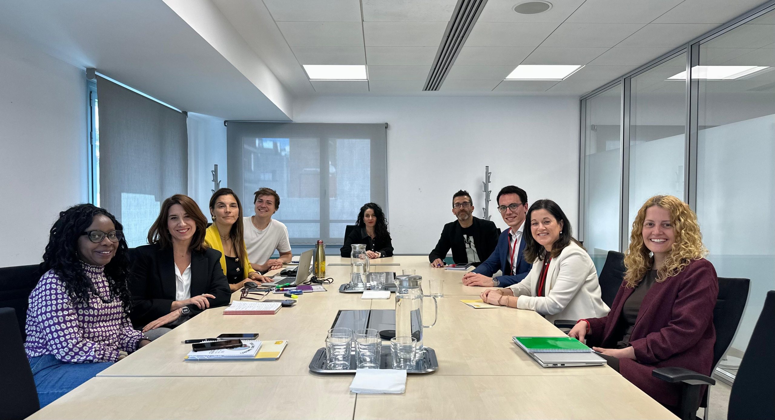 Ocho personas alrededor de una mesa de reuniones. Seis de la de la AINODI y ocho de FEREDE