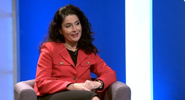 Presidenta de la AINoDI sentada durante la entrevista