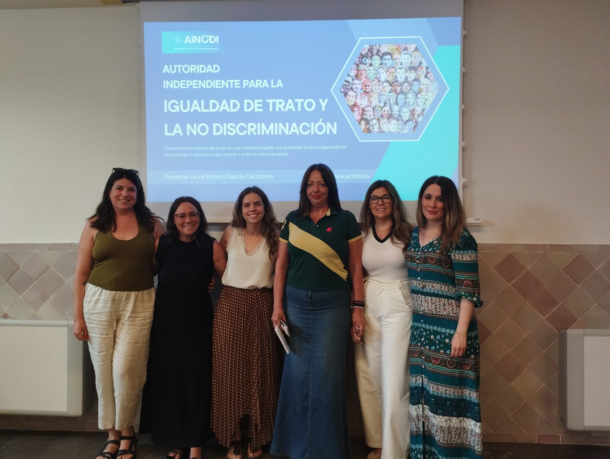 La ponente de la AINODI, Laura Romero, junto a cinco participantes en el curso