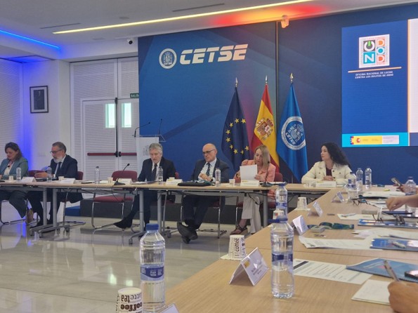 Imagen del Ministro del Interior junto a la presidenta de la AINODI en el acto.