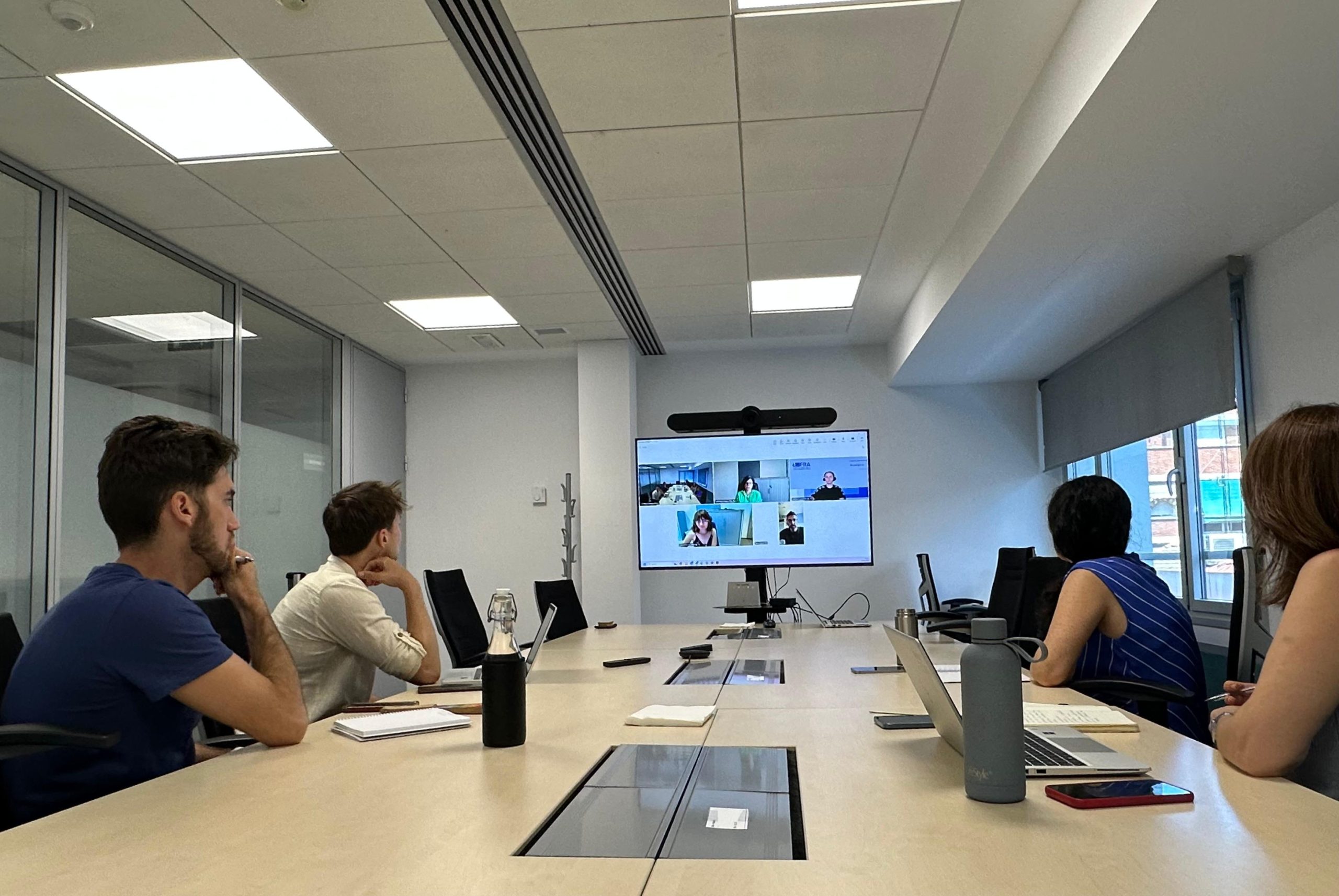 Imagen de la reunión telemática en la sala de reuniones de la Autoridad.