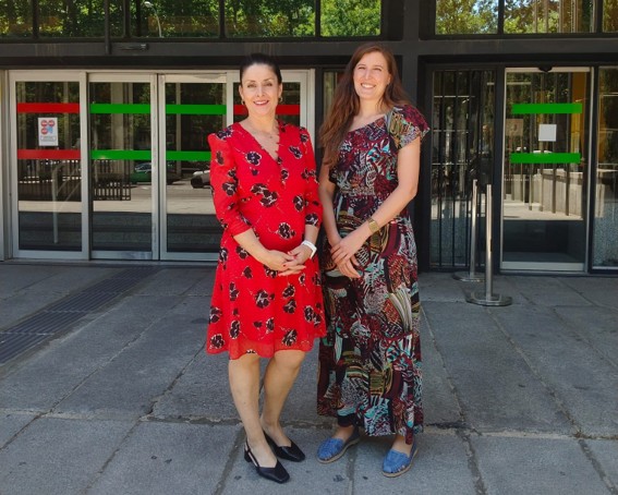 La presidenta de la AINODI acompañada por la comisionada de Salud mental