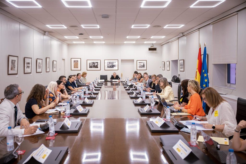 Mesa de reuniones con los participantes en el encuentro
