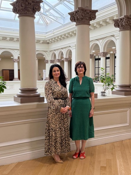 Imagen de la presidenta de la AINODI junto a la presidenta de la CNMC