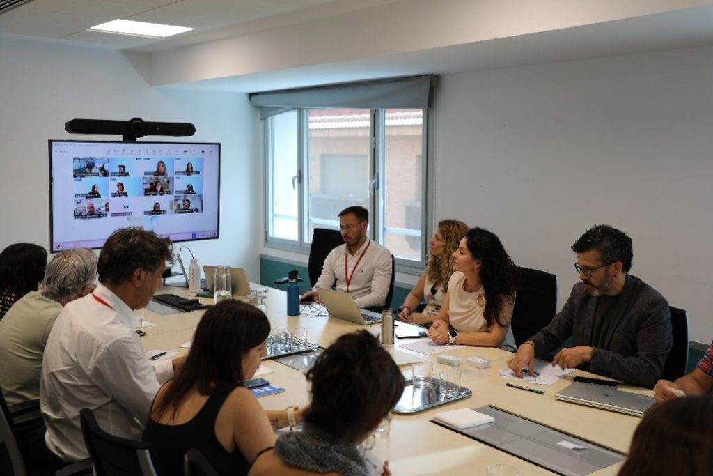 http://Imagen%20de%20la%20reunión%20en%20la%20sala%20de%20reuniones%20de%20la%20AINODI.