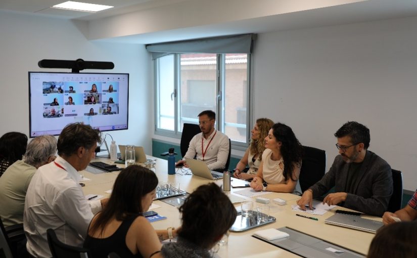 Imagen de la reunión en la sala de reuniones de la AINODI.