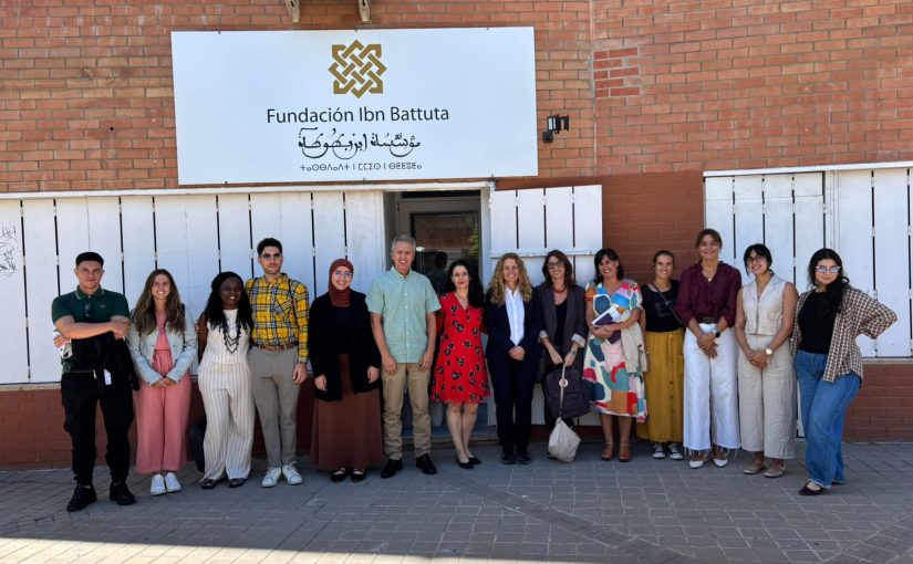 Equipo de la AINODI con el de la Fundación Ibn Battuta frente a la puerta de la fundación
