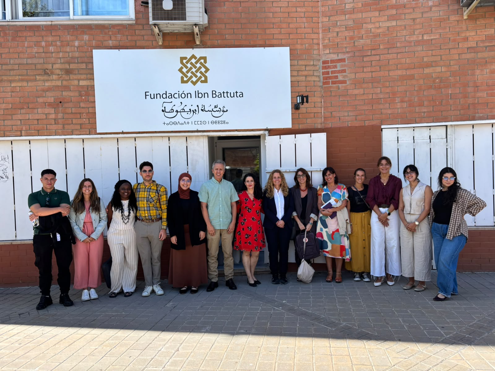 Equipo de la AINODI con el de la Fundación Ibn Battuta frente a la puerta de la fundación