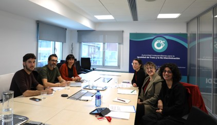 Personal de la AINODI y del Observatorio de Interseccionalidad del CSIC en una mesa de reuniones