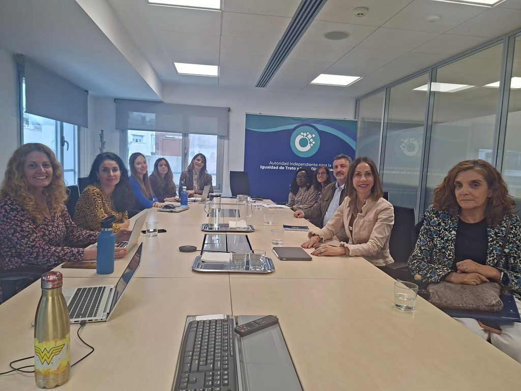 http://Personal%20de%20la%20AINODI%20y%20de%20la%20asociación%20Segundo%20Maestro%20en%20una%20sala%20de%20reuniones