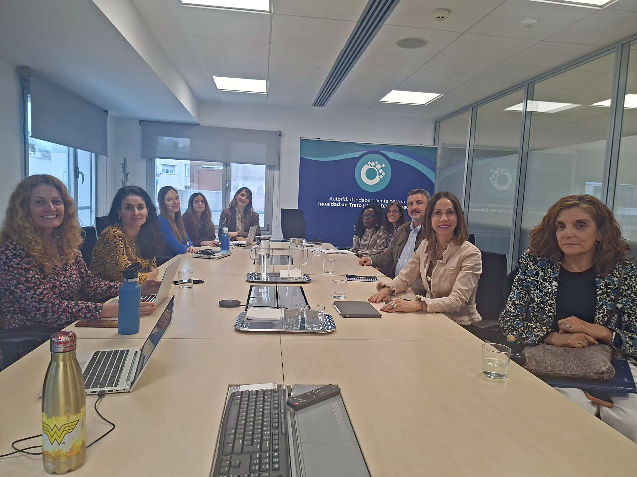 Personal de la AINODI y de la asociación Segundo Maestro en una sala de reuniones